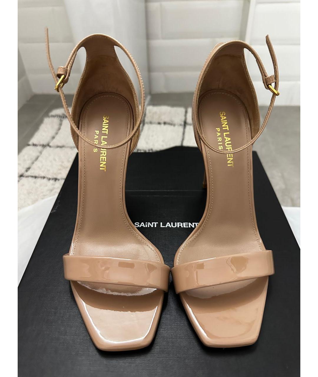 SAINT LAURENT Бежевые босоножки из лакированной кожи, фото 2