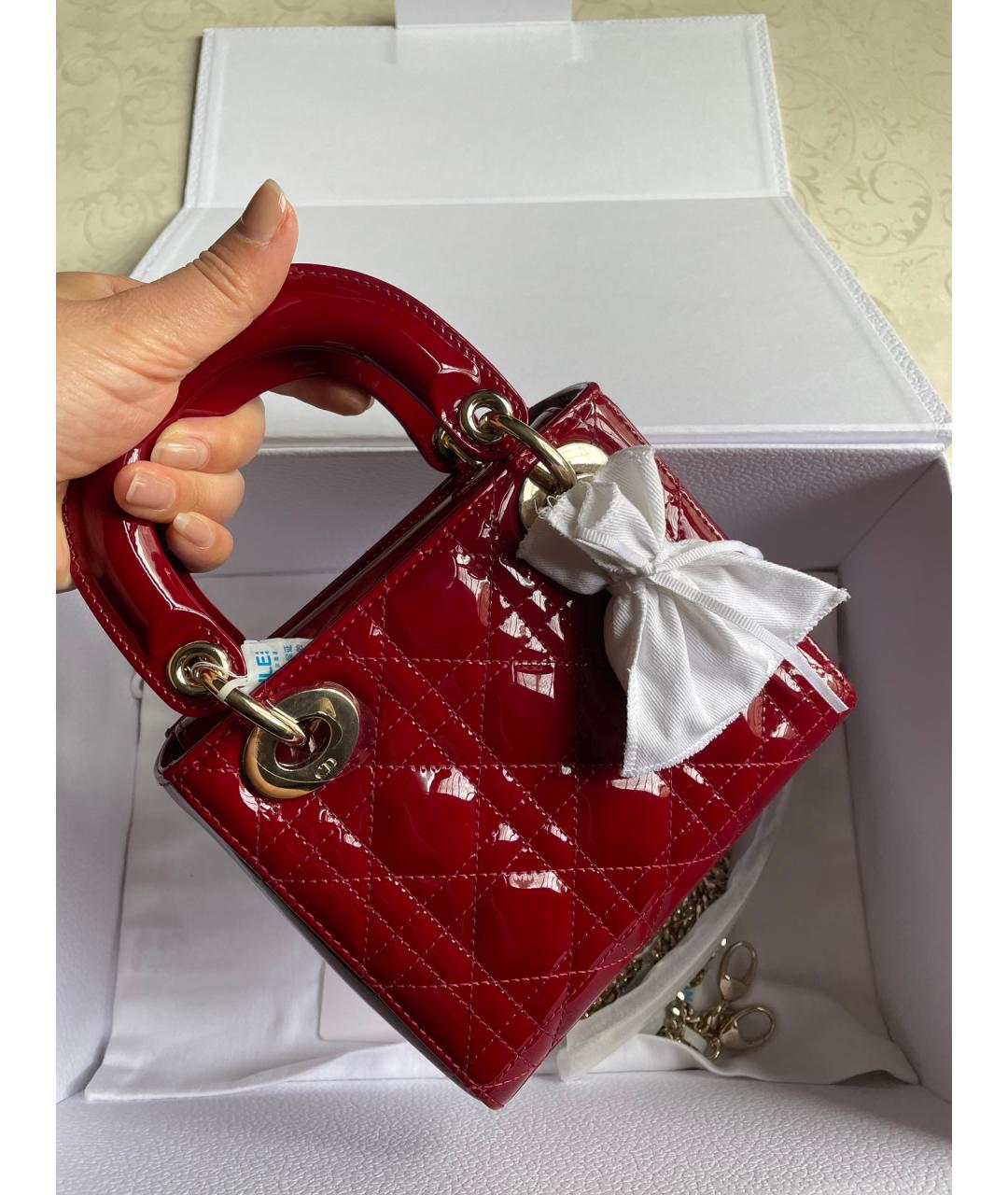 CHRISTIAN DIOR Красная сумка с короткими ручками из лакированной кожи, фото 2
