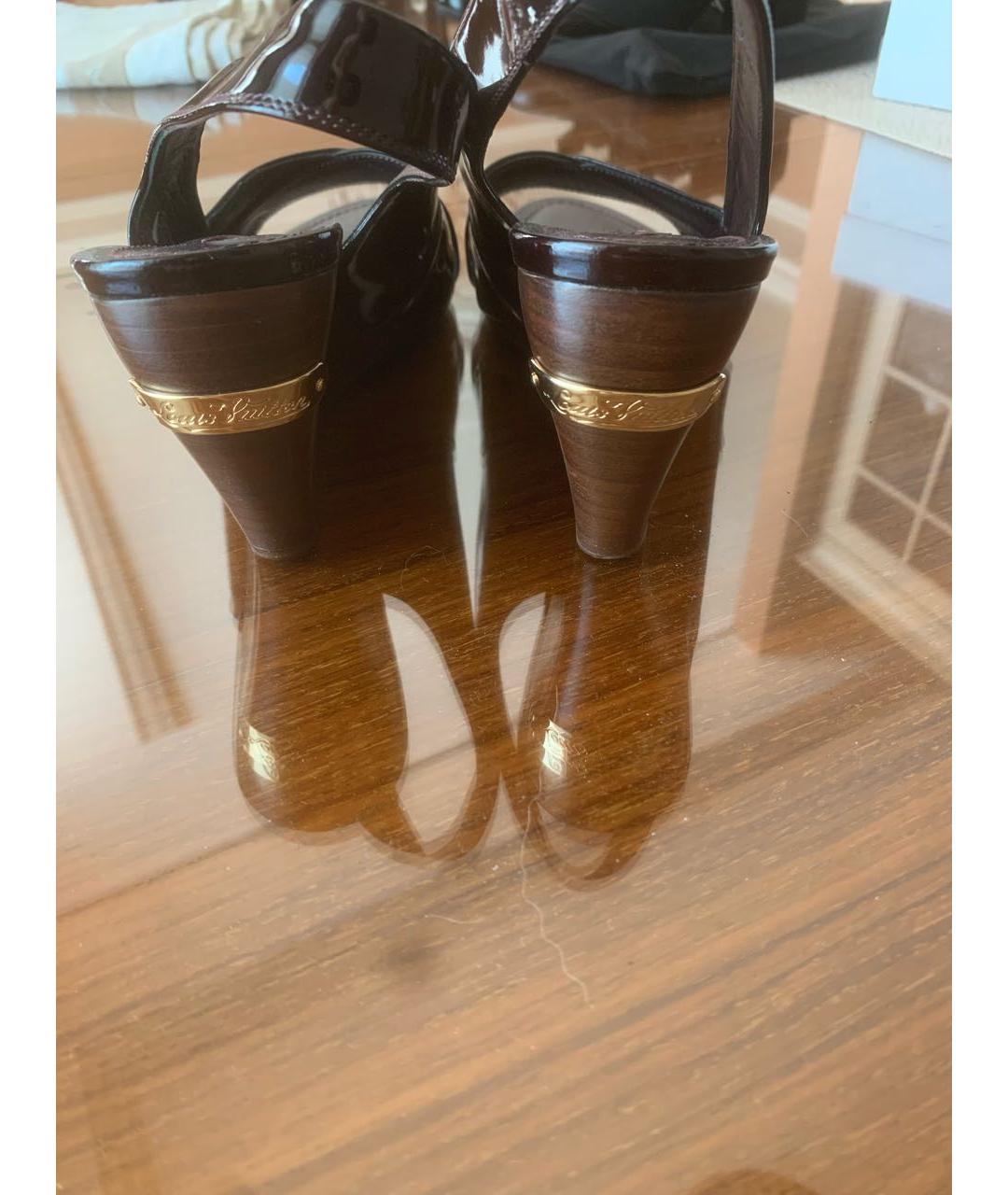 LOUIS VUITTON Бордовые босоножки из лакированной кожи, фото 4