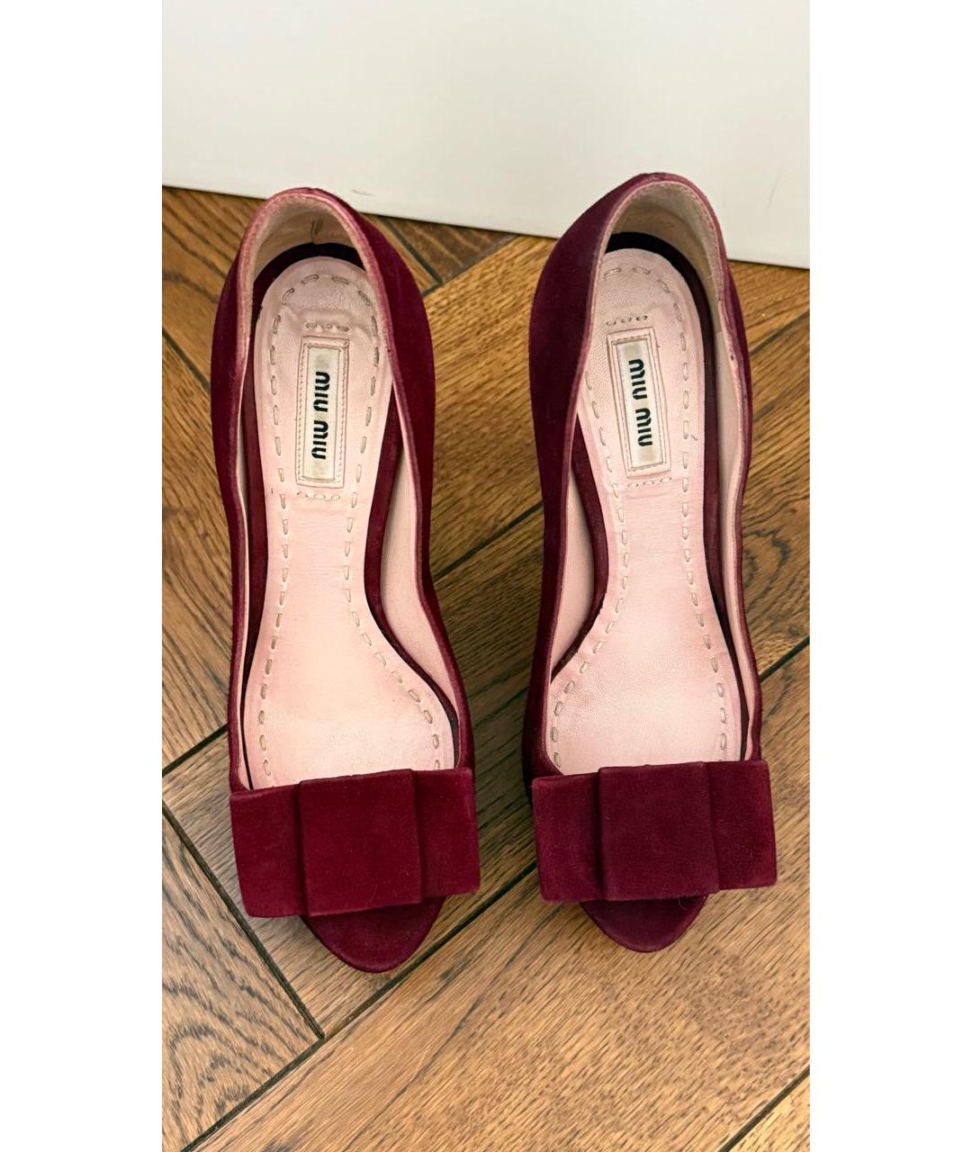 MIU MIU Бордовые замшевые босоножки, фото 3