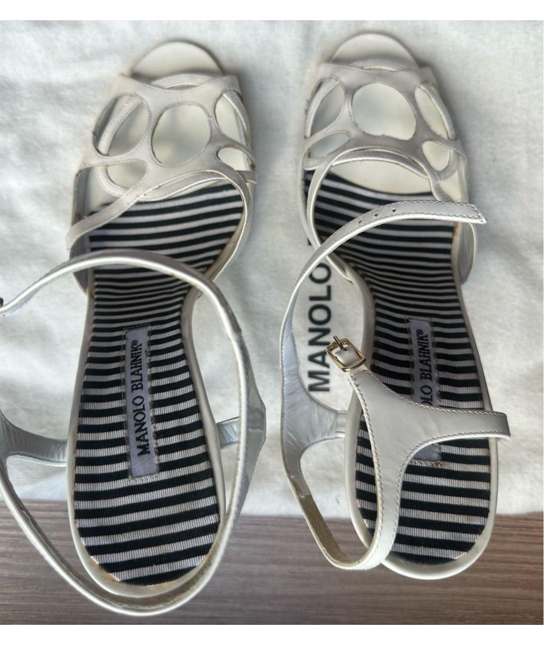 MANOLO BLAHNIK Белые босоножки из лакированной кожи, фото 3