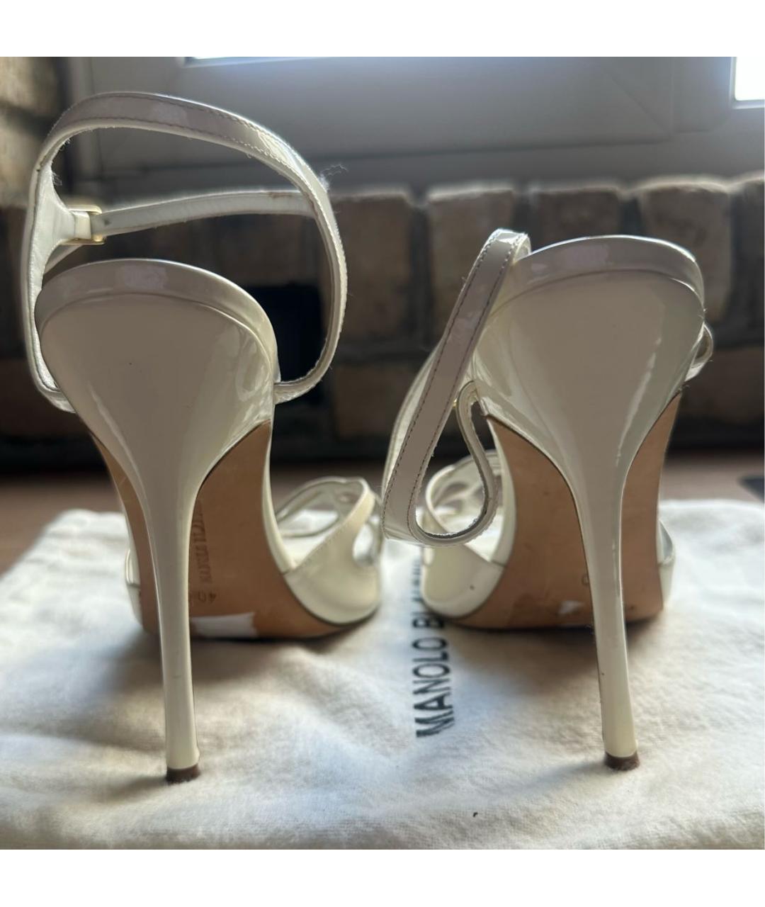 MANOLO BLAHNIK Белые босоножки из лакированной кожи, фото 4