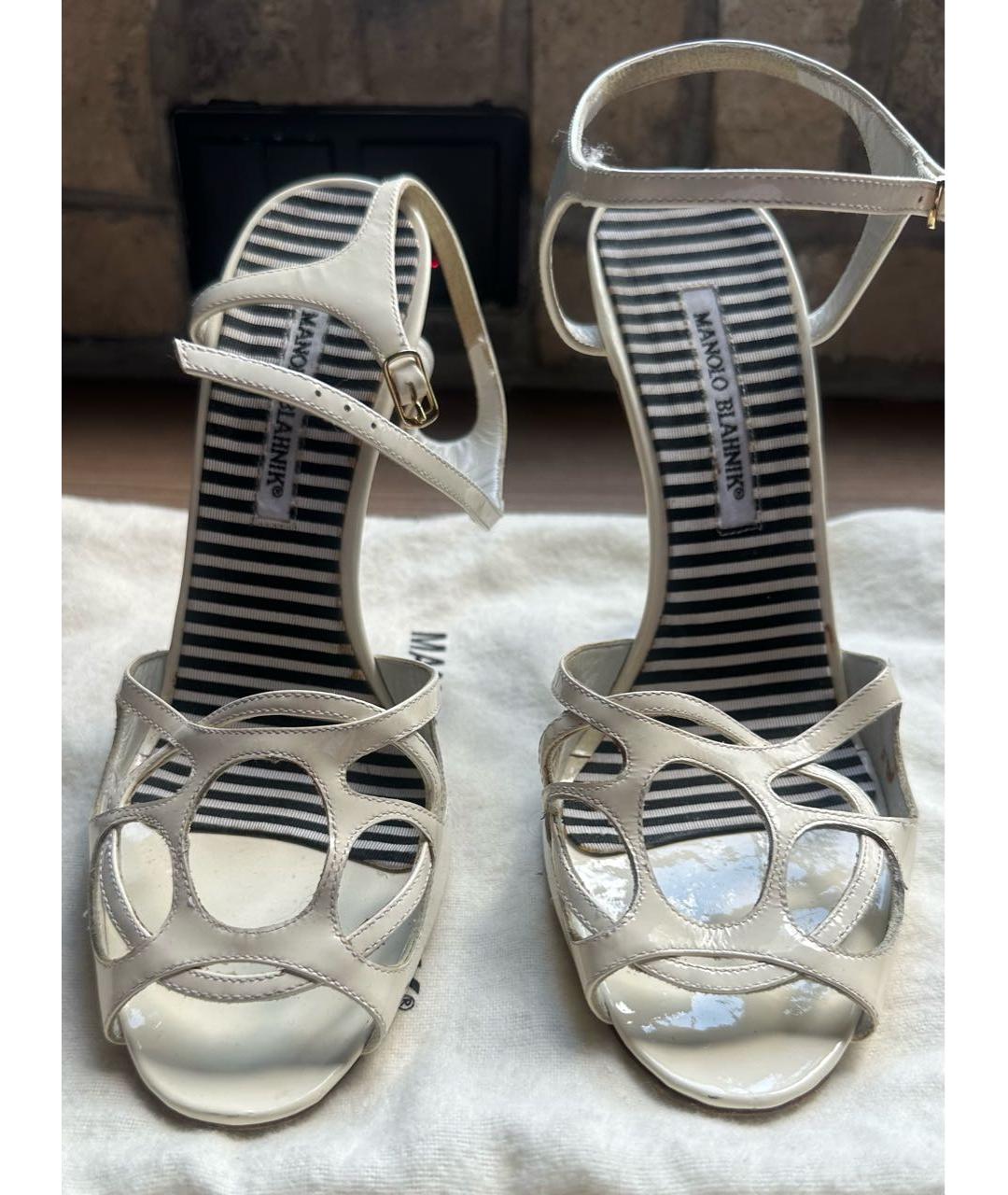 MANOLO BLAHNIK Белые босоножки из лакированной кожи, фото 2