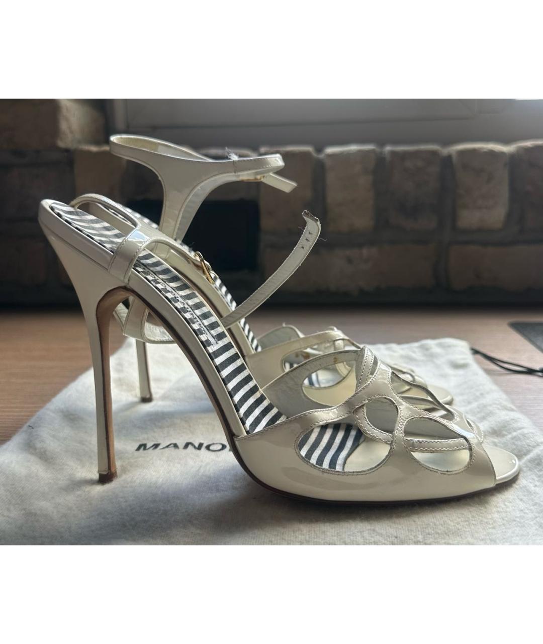 MANOLO BLAHNIK Белые босоножки из лакированной кожи, фото 7