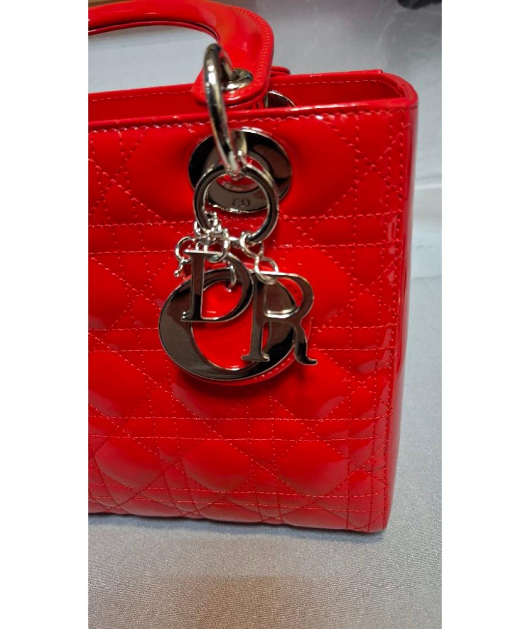 CHRISTIAN DIOR Красная сумка с короткими ручками из лакированной кожи, фото 2