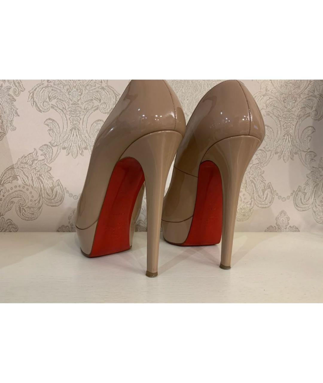 CHRISTIAN LOUBOUTIN Бежевые туфли из лакированной кожи, фото 4