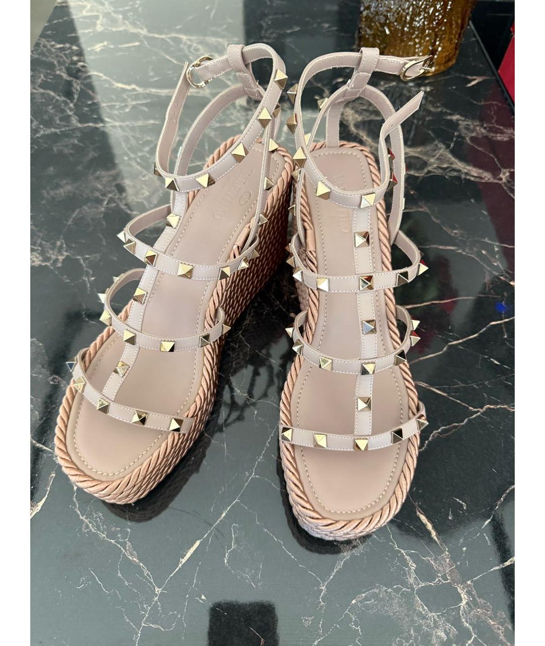 VALENTINO Бежевые кожаные босоножки, фото 2