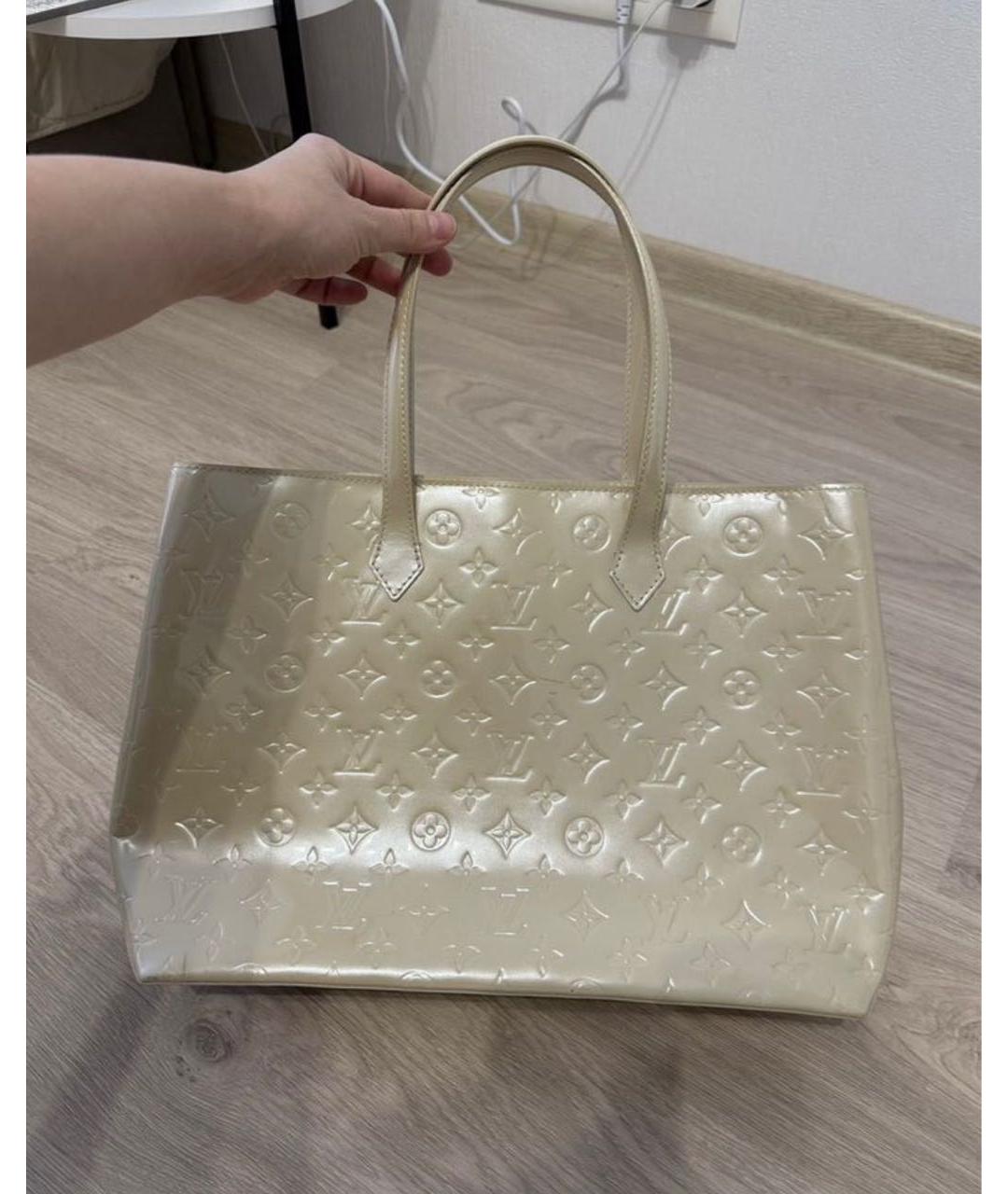 LOUIS VUITTON Бежевая сумка тоут из лакированной кожи, фото 2