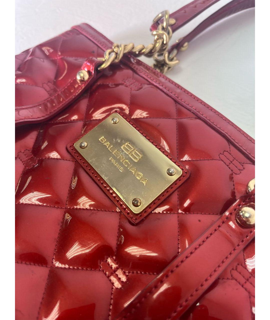BALENCIAGA Красная сумка с короткими ручками из лакированной кожи, фото 2