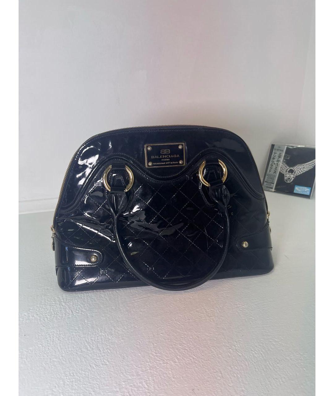 BALENCIAGA Черная сумка с короткими ручками из лакированной кожи, фото 6