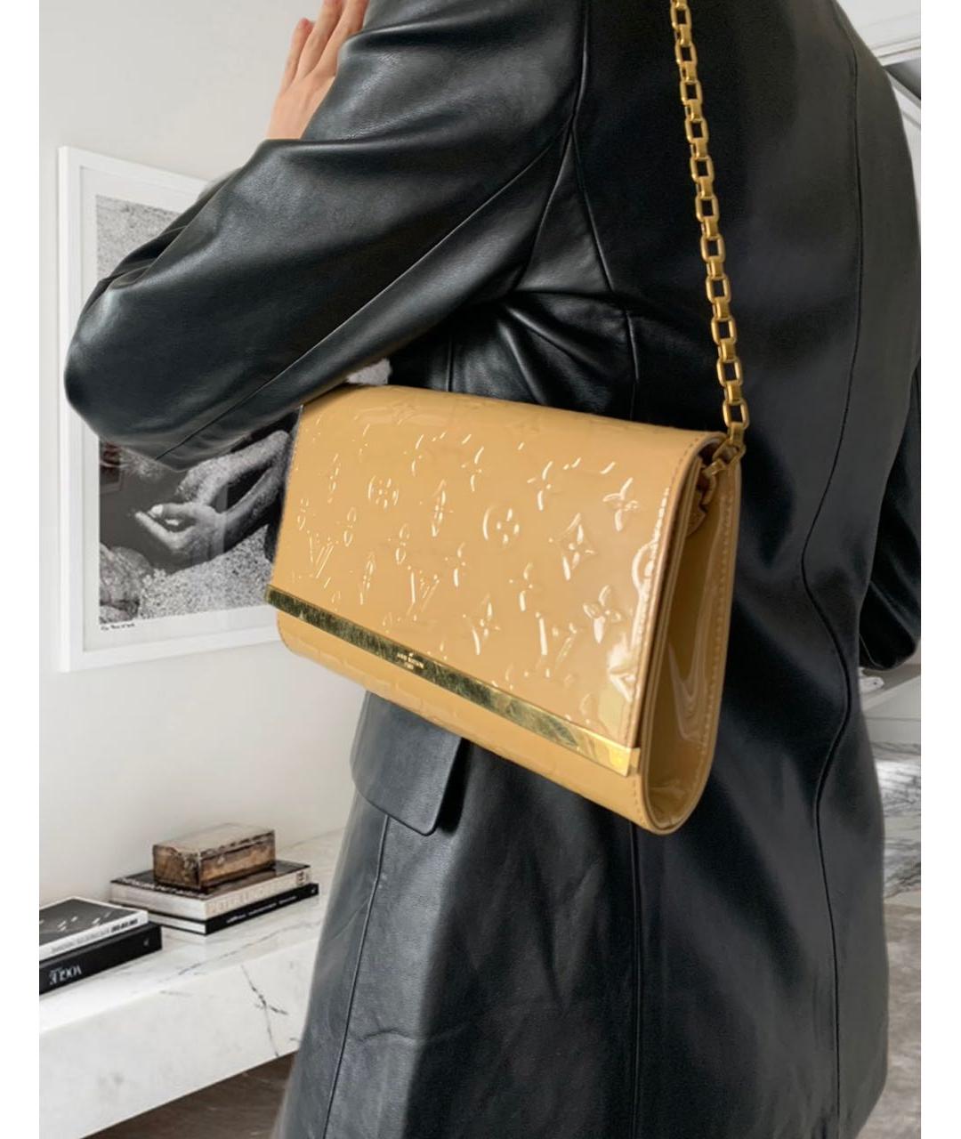 LOUIS VUITTON Бежевая сумка с короткими ручками из лакированной кожи, фото 7