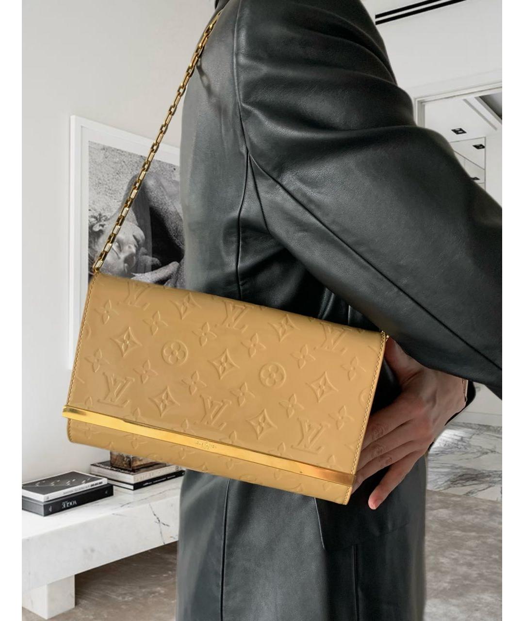 LOUIS VUITTON Бежевая сумка с короткими ручками из лакированной кожи, фото 5