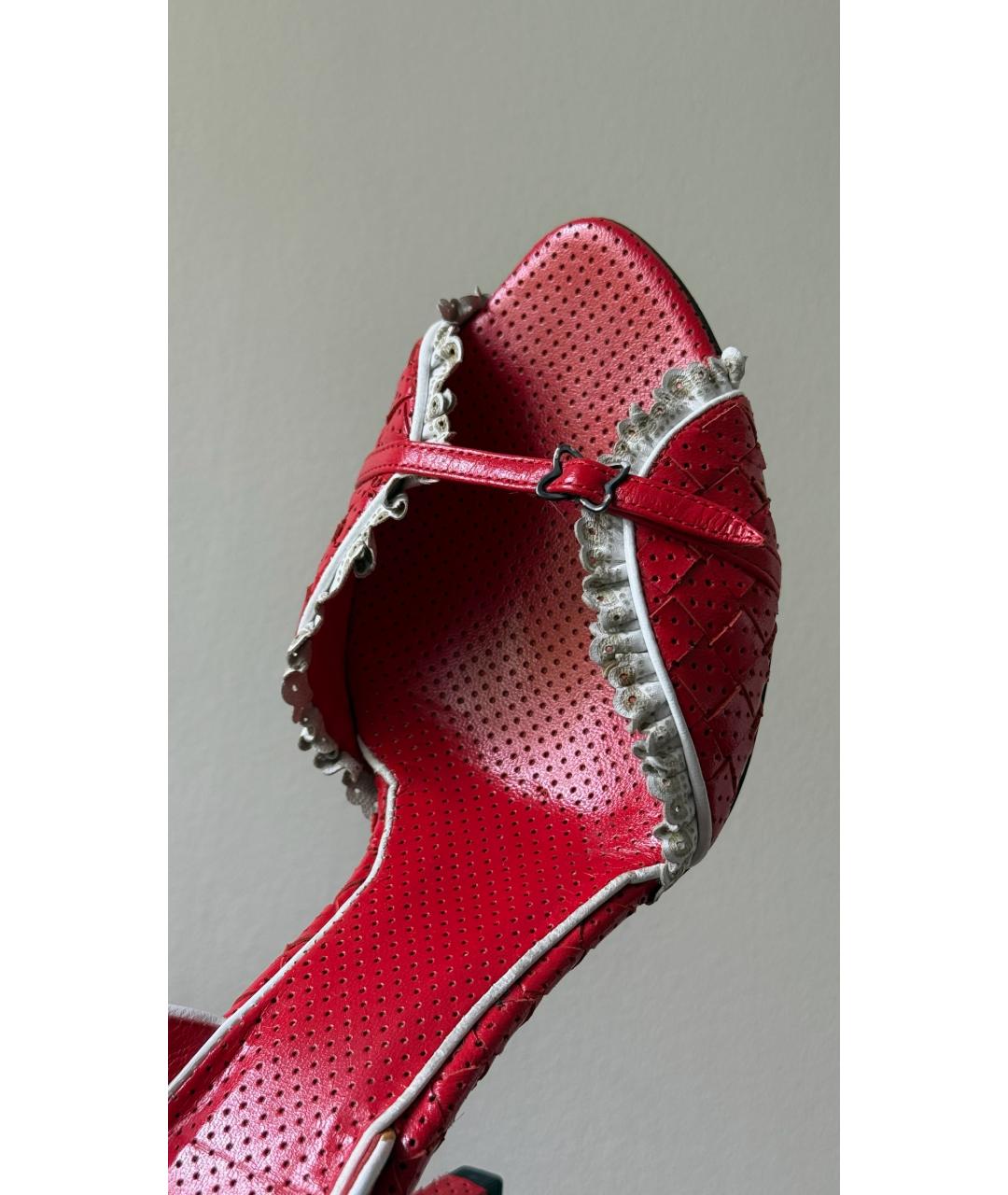 BOTTEGA VENETA Красные кожаные босоножки, фото 4