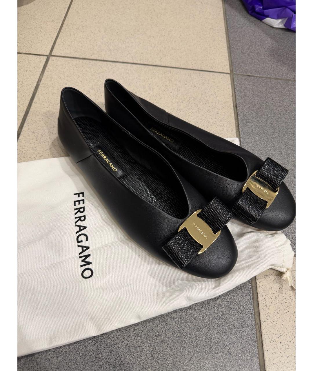 FERRAGAMO Черные кожаные балетки, фото 2