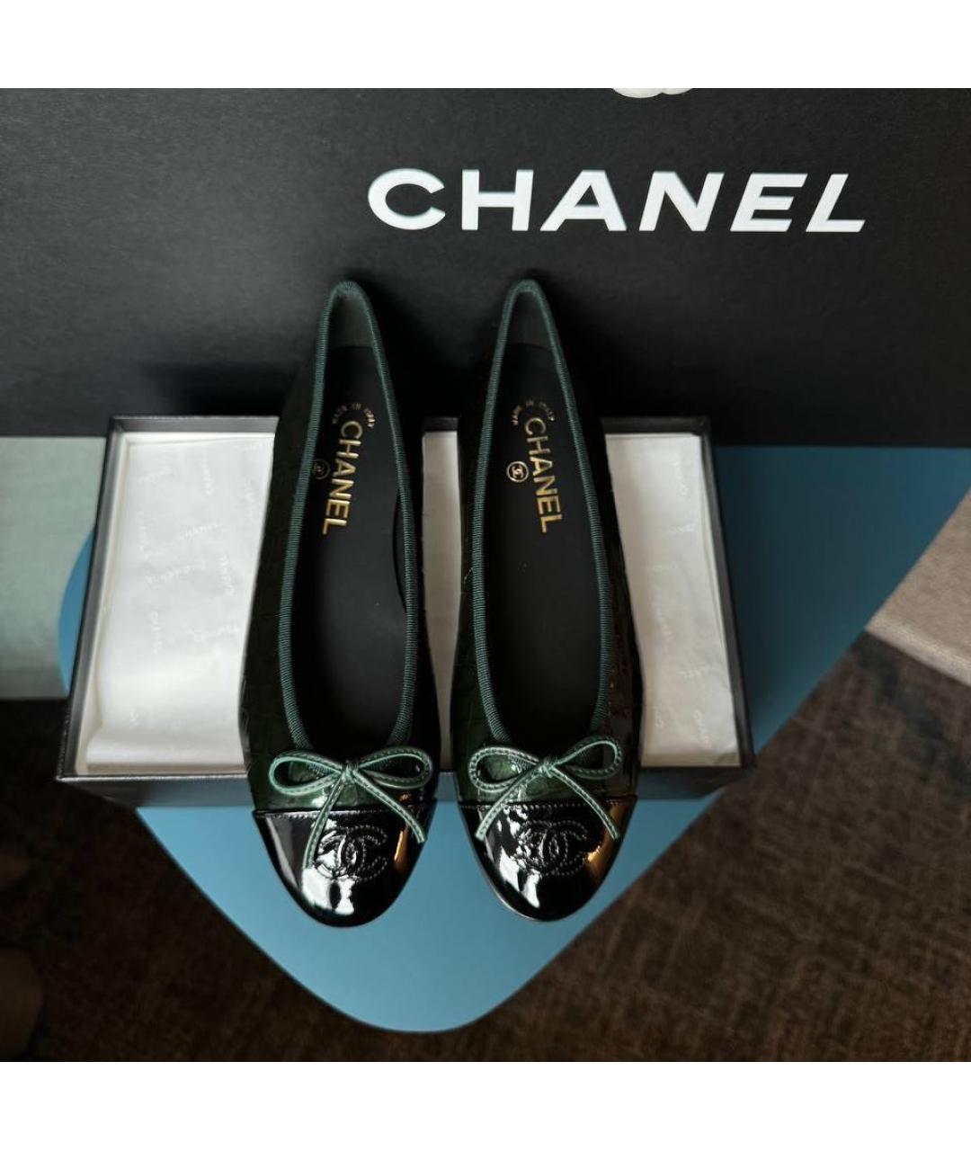 CHANEL Зеленые балетки из лакированной кожи, фото 2