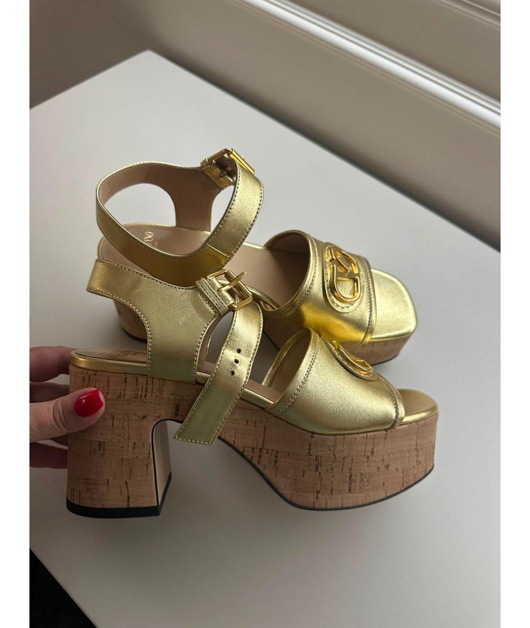 VALENTINO Золотые кожаные босоножки, фото 2