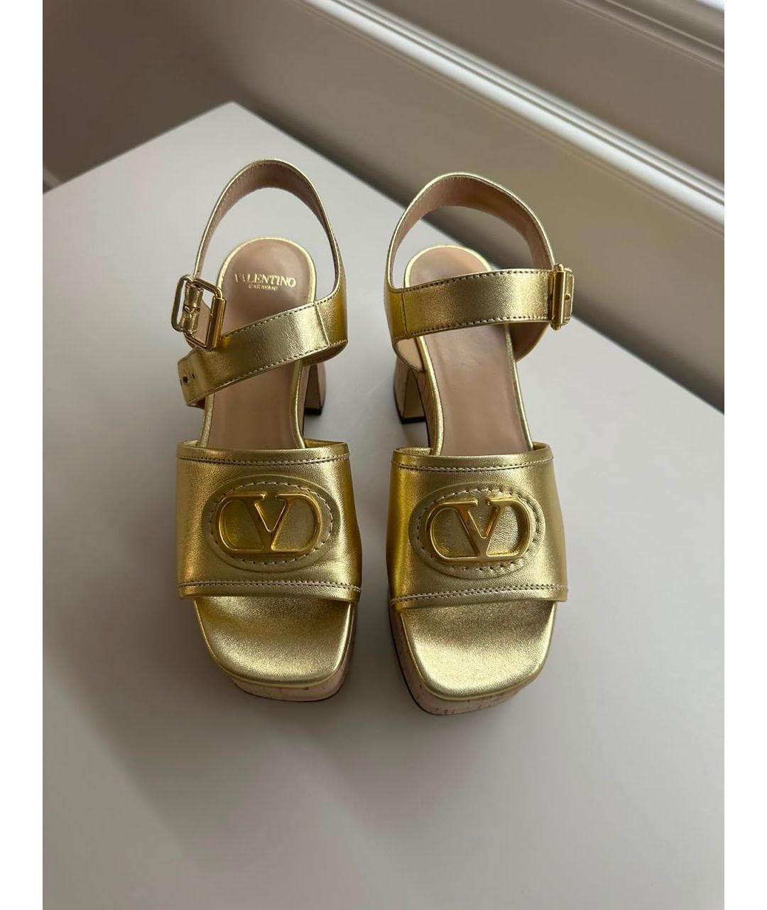 VALENTINO Золотые кожаные босоножки, фото 3
