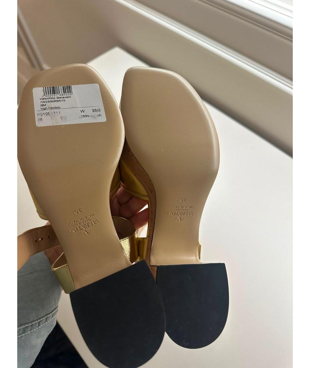 VALENTINO Золотые кожаные босоножки, фото 4