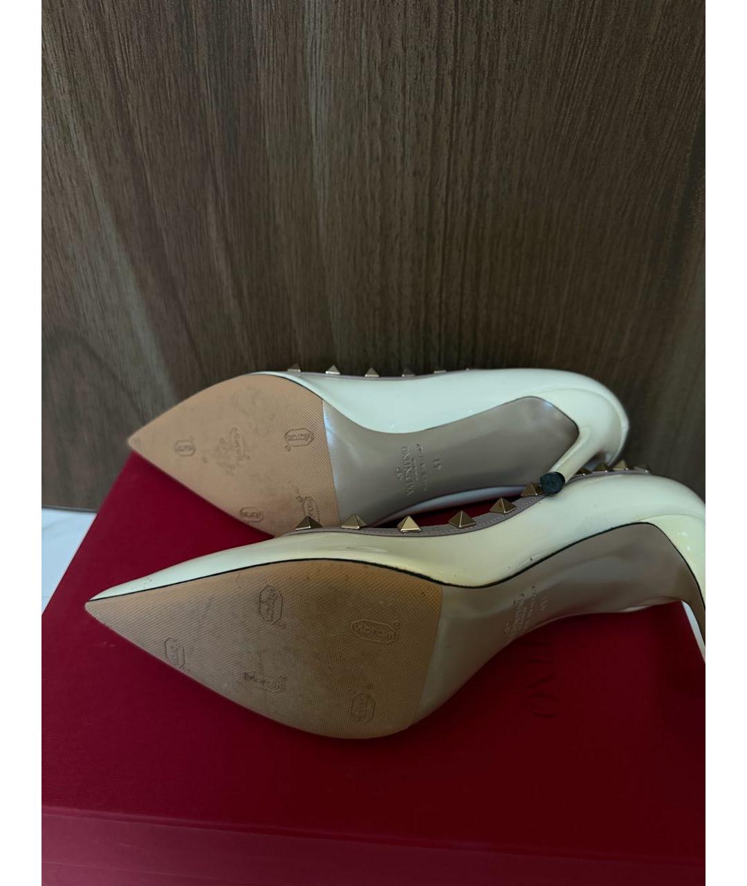 VALENTINO Белые свадебные туфли на высоком каблуке из лакированной кожи, фото 6