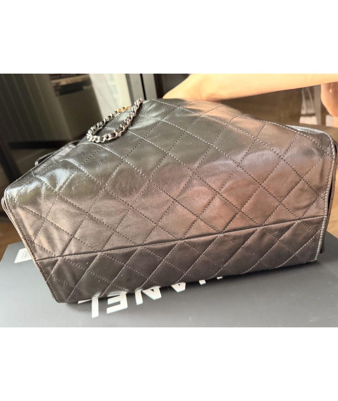 CHANEL Черная кожаная сумка с короткими ручками, фото 6