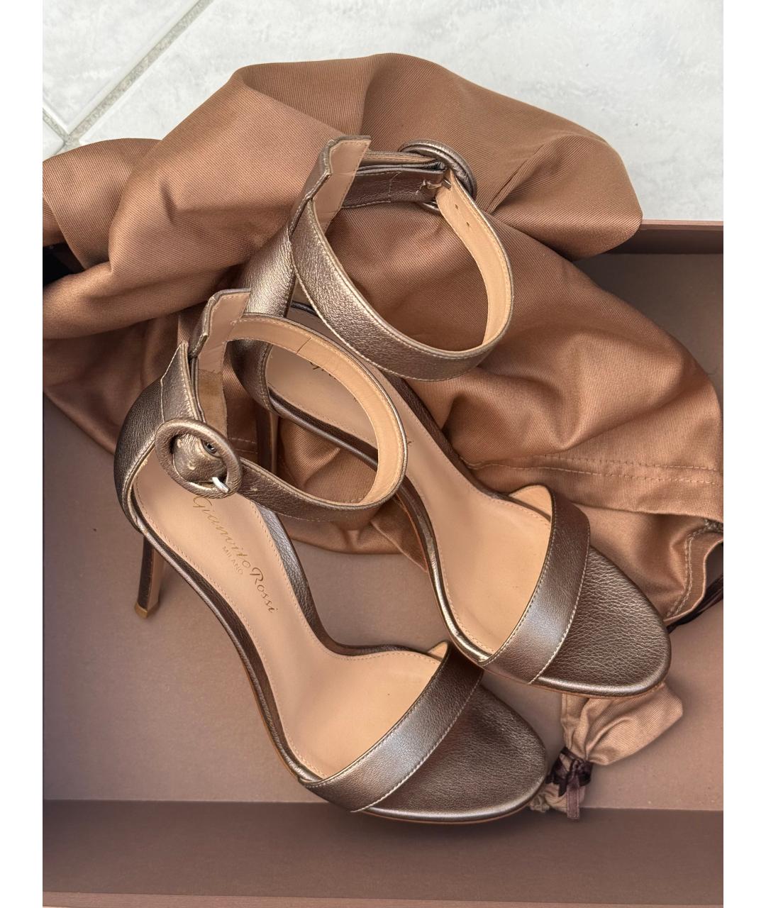 GIANVITO ROSSI Золотые кожаные босоножки, фото 4