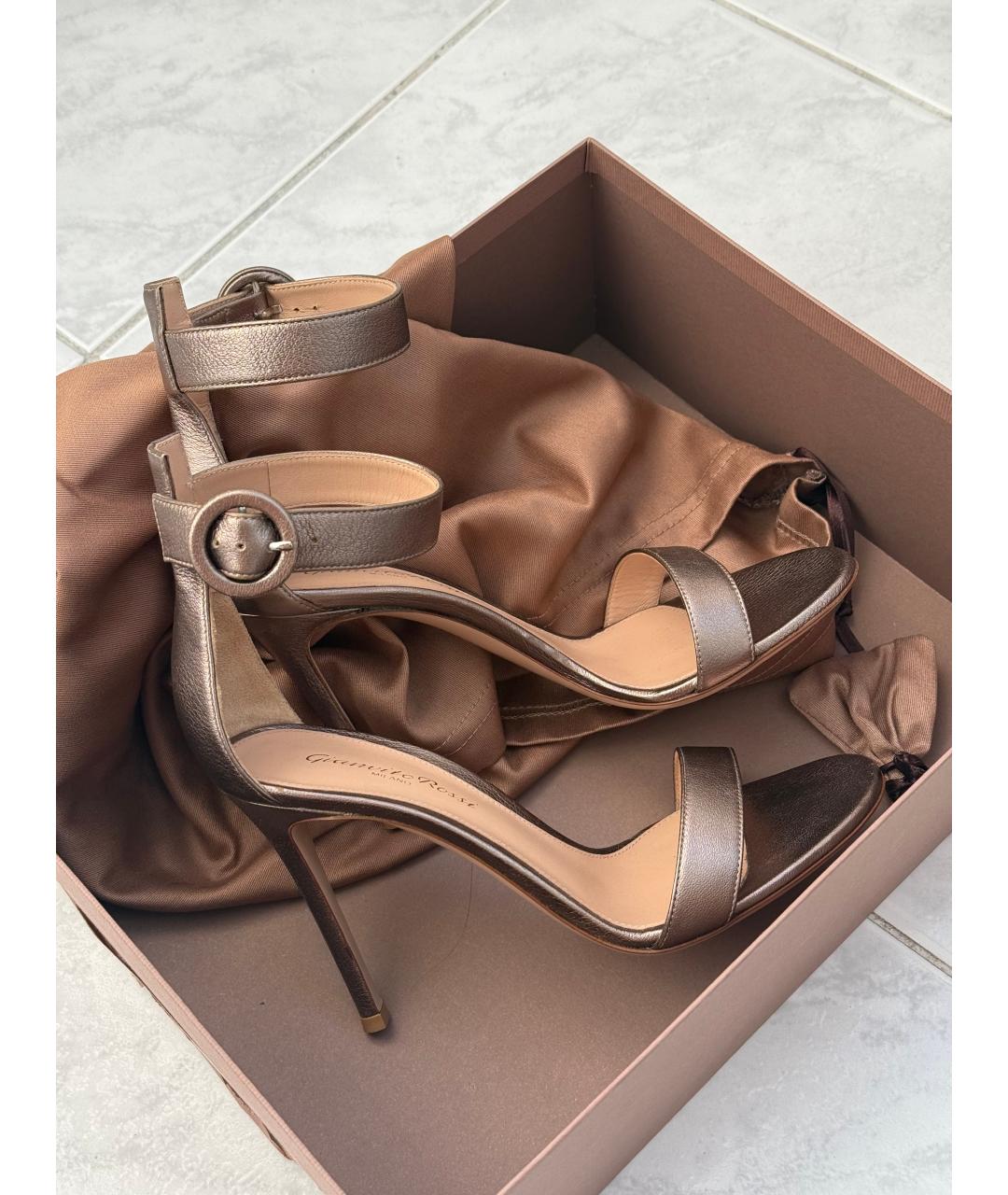 GIANVITO ROSSI Золотые кожаные босоножки, фото 6
