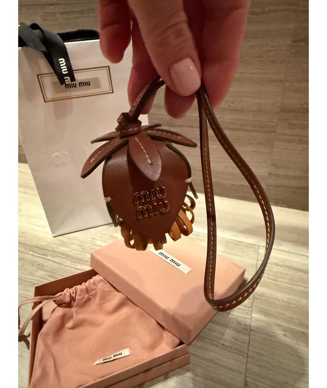 MIU MIU Коричневый брелок, фото 3