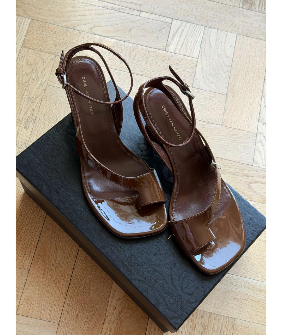 DRIES VAN NOTEN Коричневые босоножки из лакированной кожи, фото 5