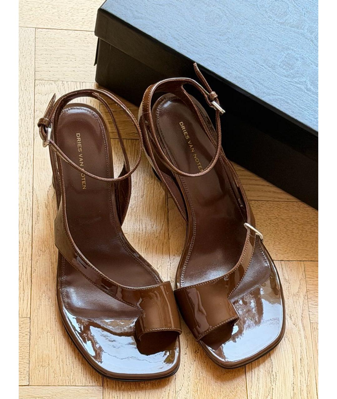 DRIES VAN NOTEN Коричневые босоножки из лакированной кожи, фото 7