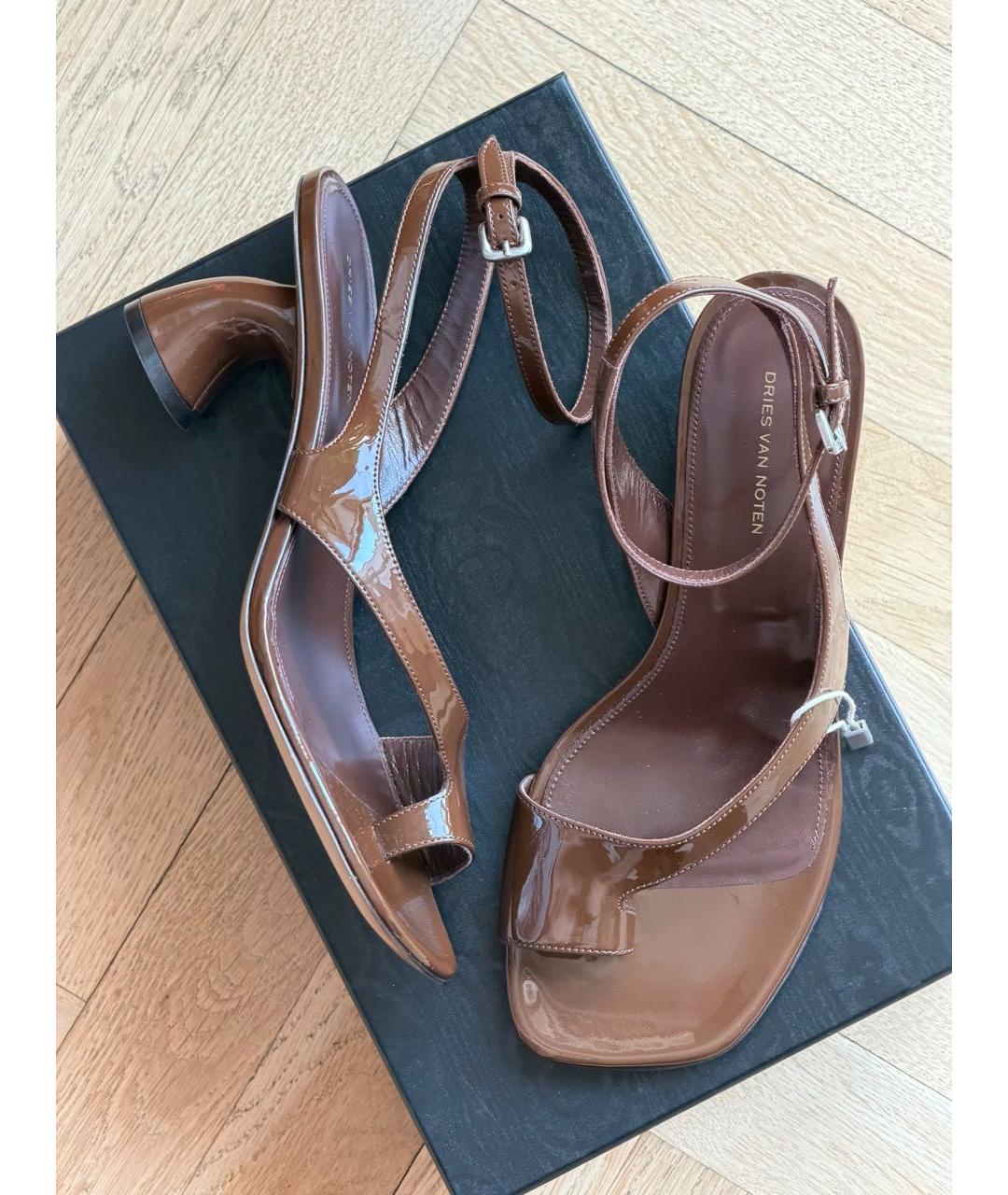 DRIES VAN NOTEN Коричневые босоножки из лакированной кожи, фото 6
