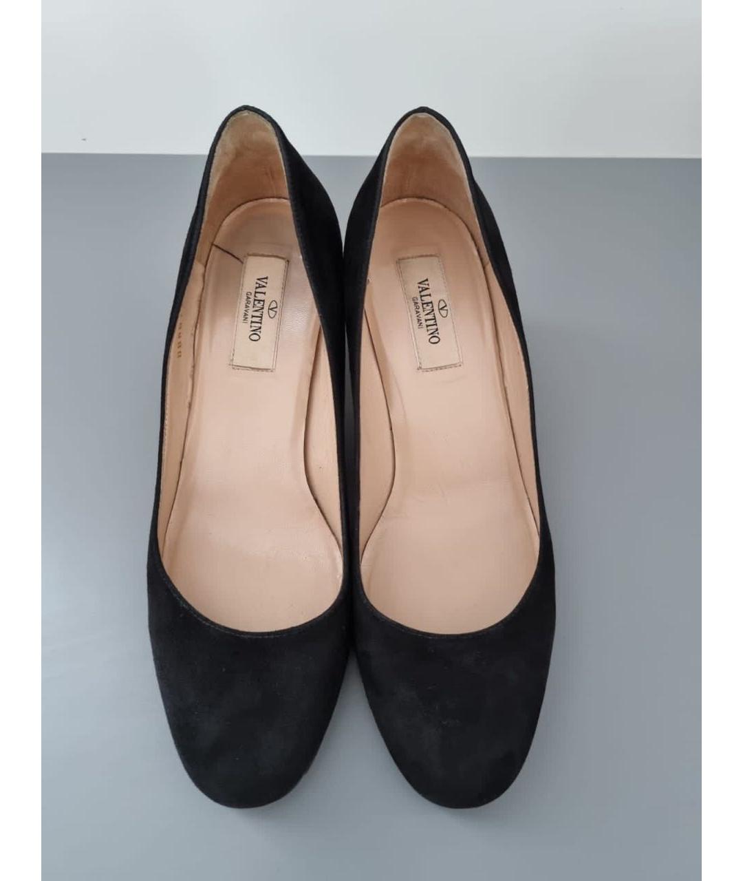 VALENTINO Черные замшевые лодочки на низком каблуке, фото 2