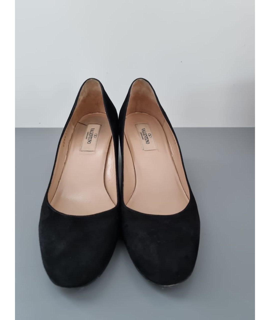 VALENTINO Черные замшевые лодочки на низком каблуке, фото 5