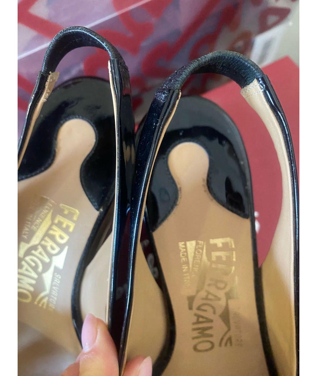 FERRAGAMO Черные босоножки из лакированной кожи, фото 5