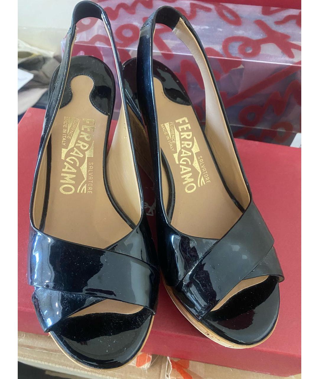 FERRAGAMO Черные босоножки из лакированной кожи, фото 2