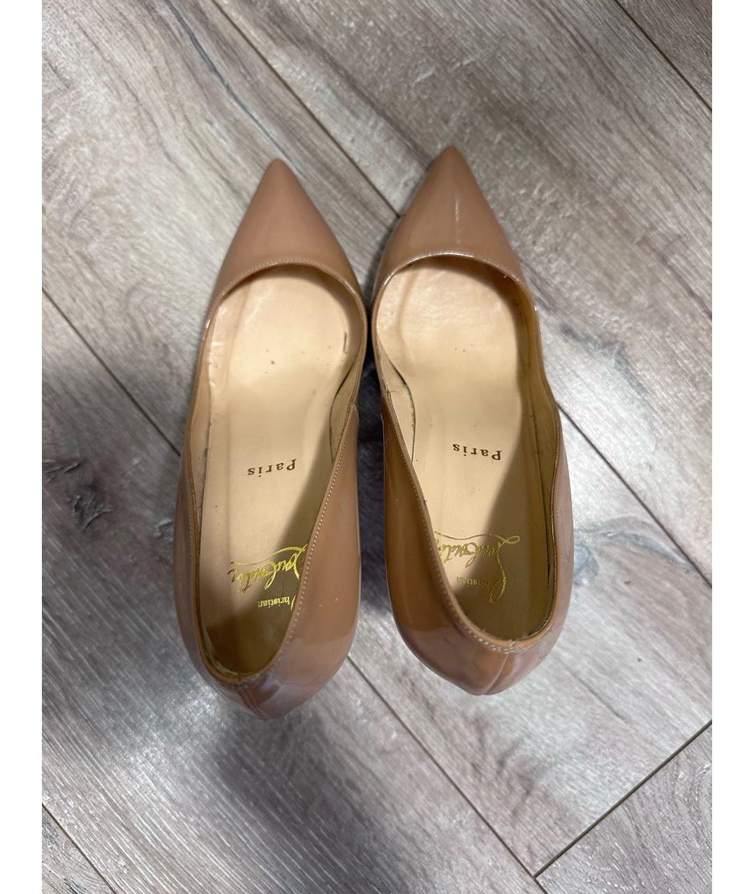 CHRISTIAN LOUBOUTIN Бежевые лодочки на низком каблуке из лакированной кожи, фото 3