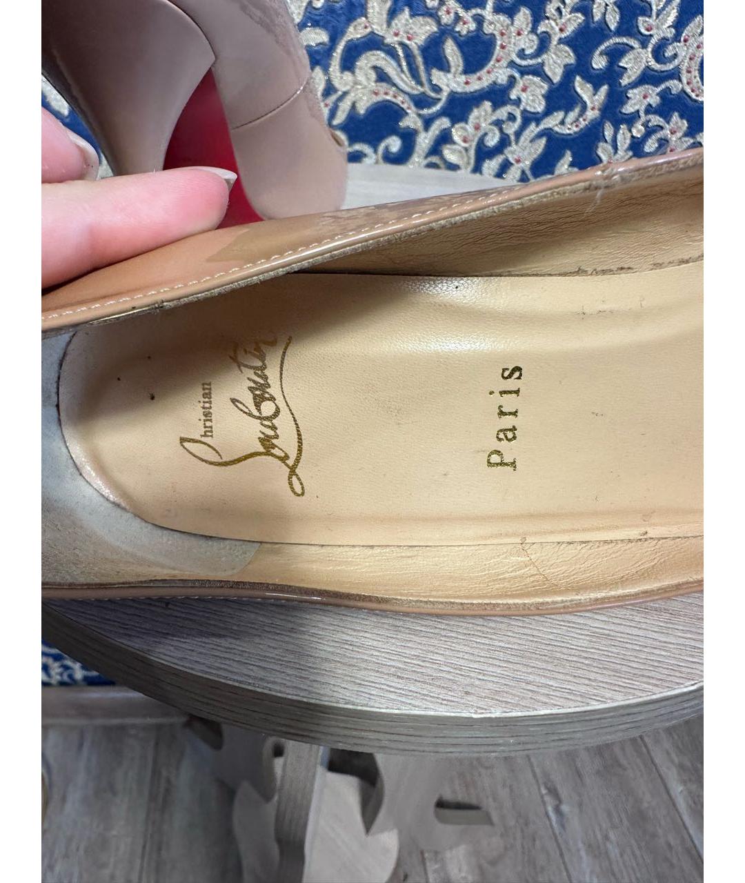 CHRISTIAN LOUBOUTIN Бежевые лодочки на низком каблуке из лакированной кожи, фото 7