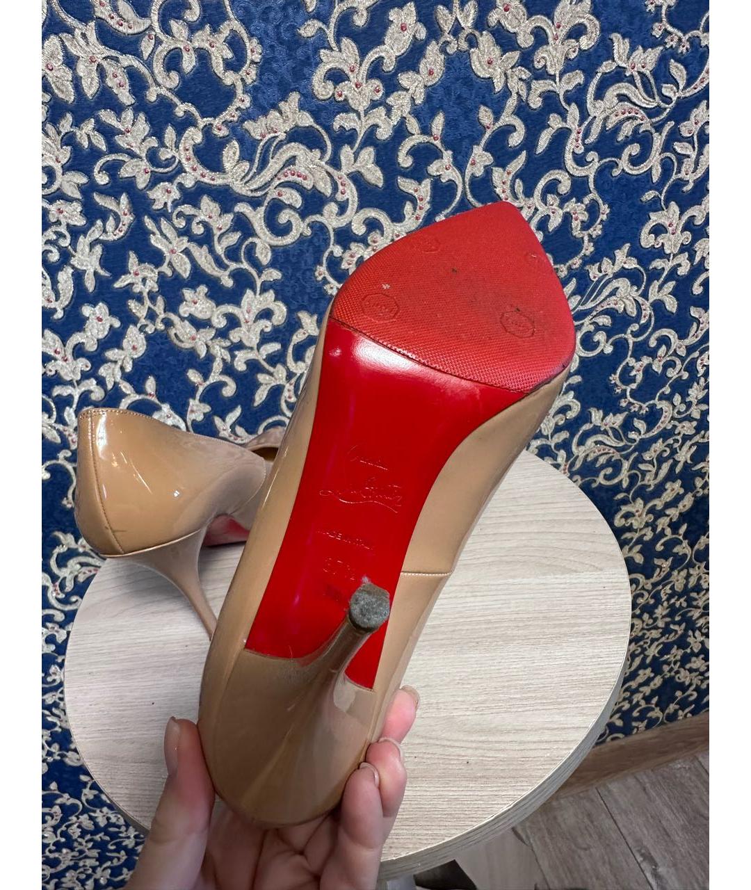 CHRISTIAN LOUBOUTIN Бежевые лодочки на низком каблуке из лакированной кожи, фото 6