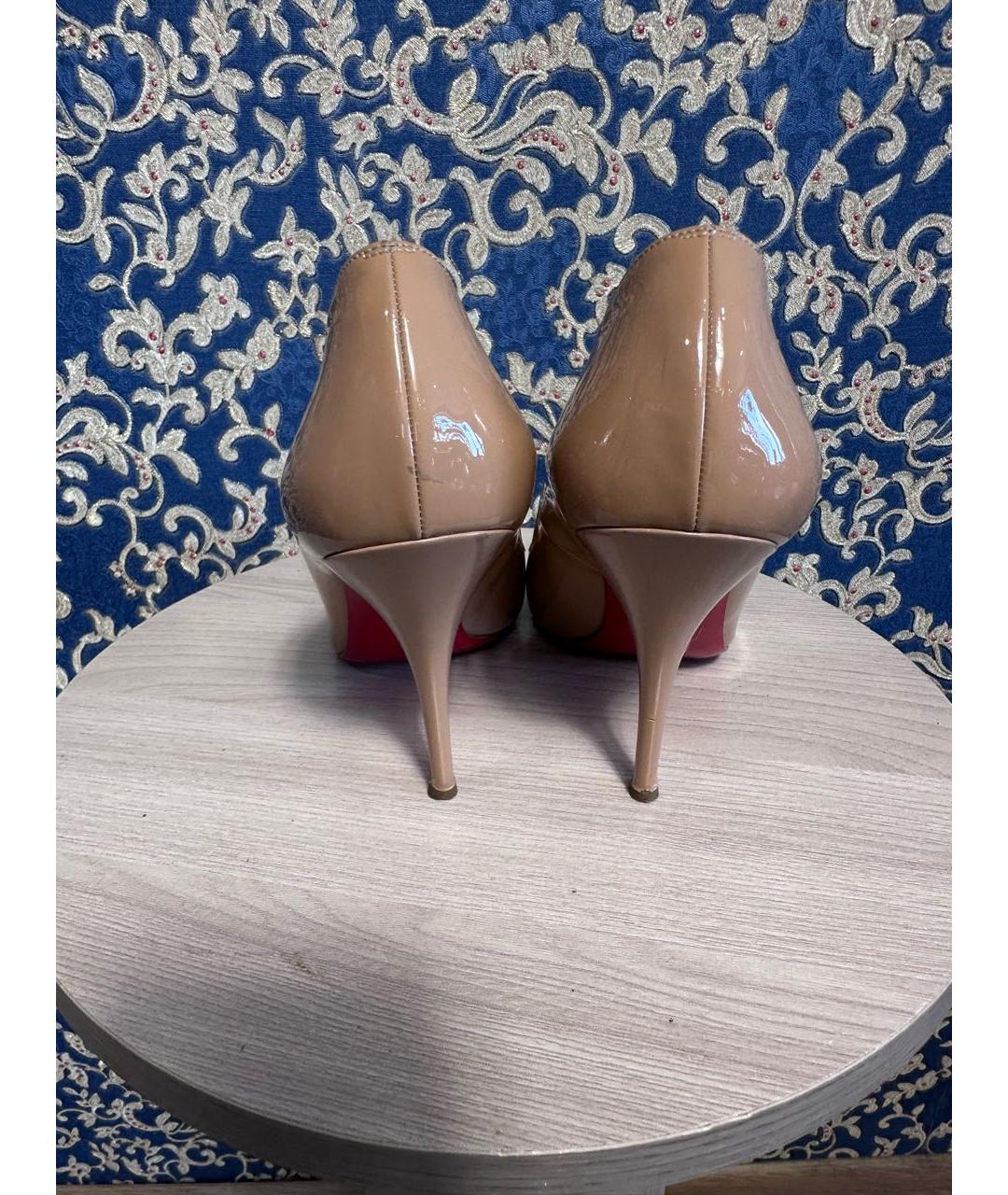 CHRISTIAN LOUBOUTIN Бежевые лодочки на низком каблуке из лакированной кожи, фото 4