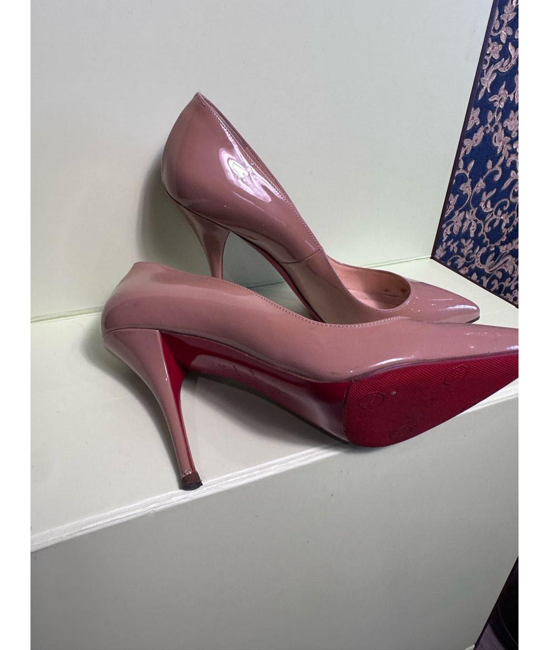 CHRISTIAN LOUBOUTIN Бежевые лодочки на низком каблуке из лакированной кожи, фото 8