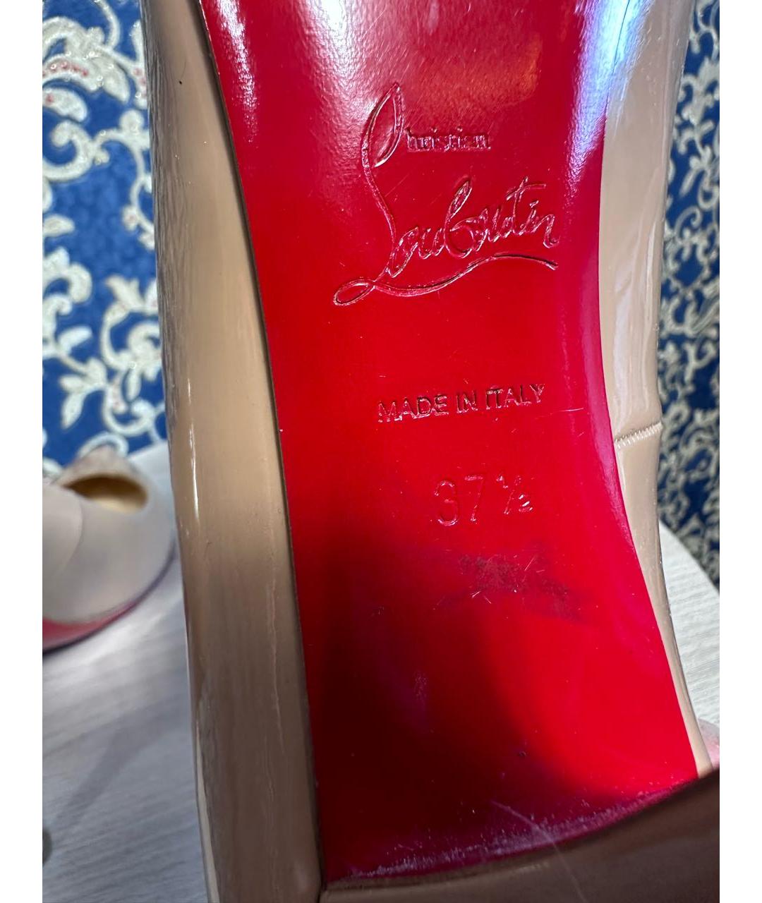 CHRISTIAN LOUBOUTIN Бежевые лодочки на низком каблуке из лакированной кожи, фото 5