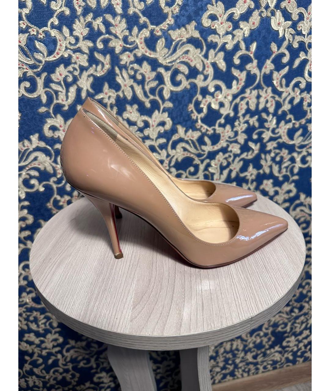 CHRISTIAN LOUBOUTIN Бежевые лодочки на низком каблуке из лакированной кожи, фото 9