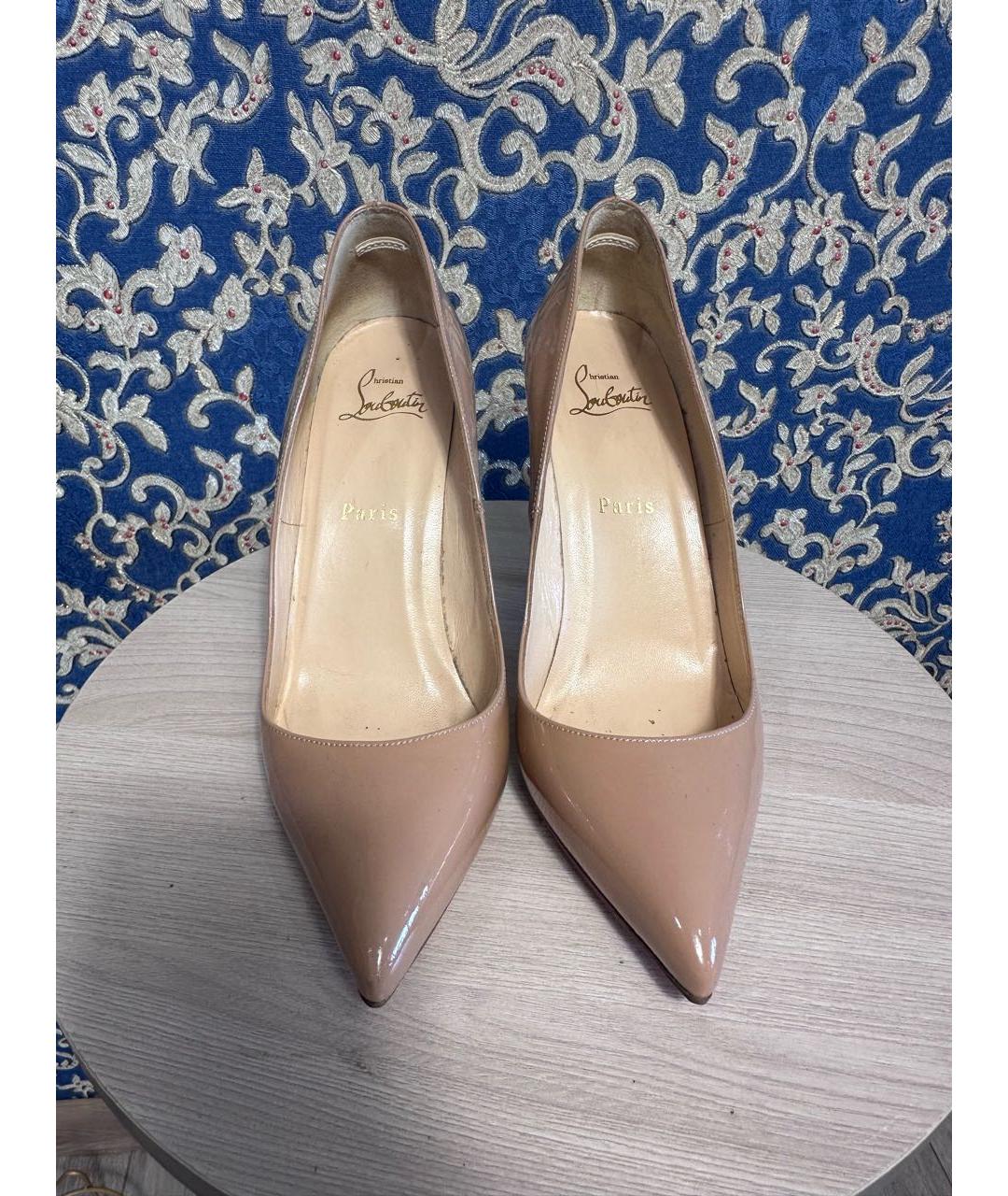 CHRISTIAN LOUBOUTIN Бежевые лодочки на низком каблуке из лакированной кожи, фото 2