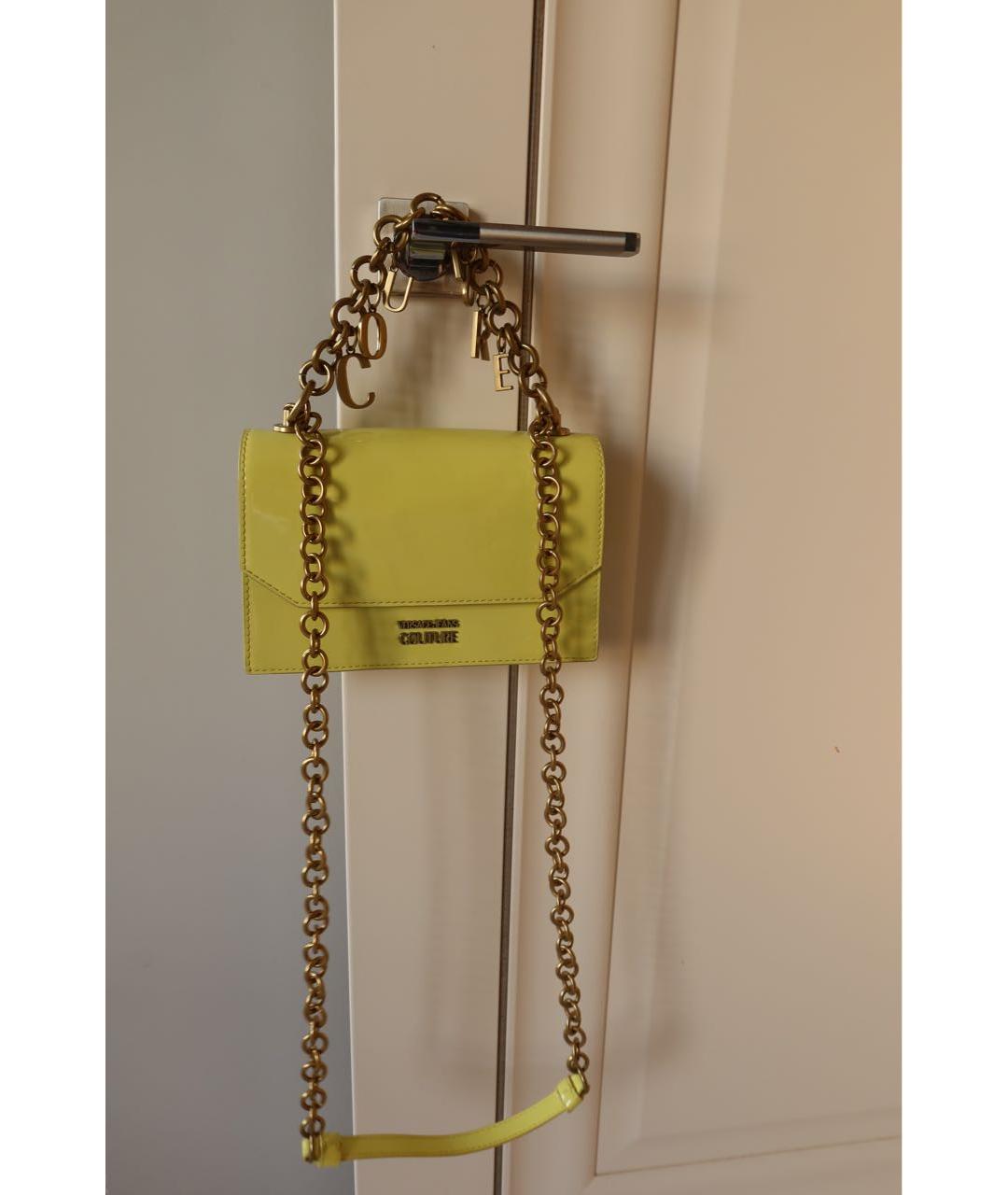VERSACE JEANS COUTURE Желтая сумка через плечо из лакированной кожи, фото 2