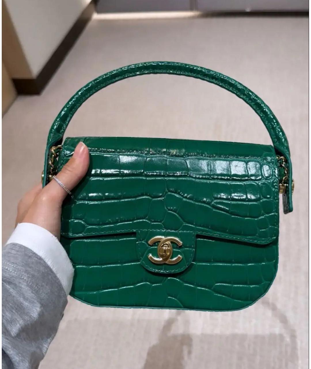 CHANEL Зеленая сумка с короткими ручками из лакированной кожи, фото 2