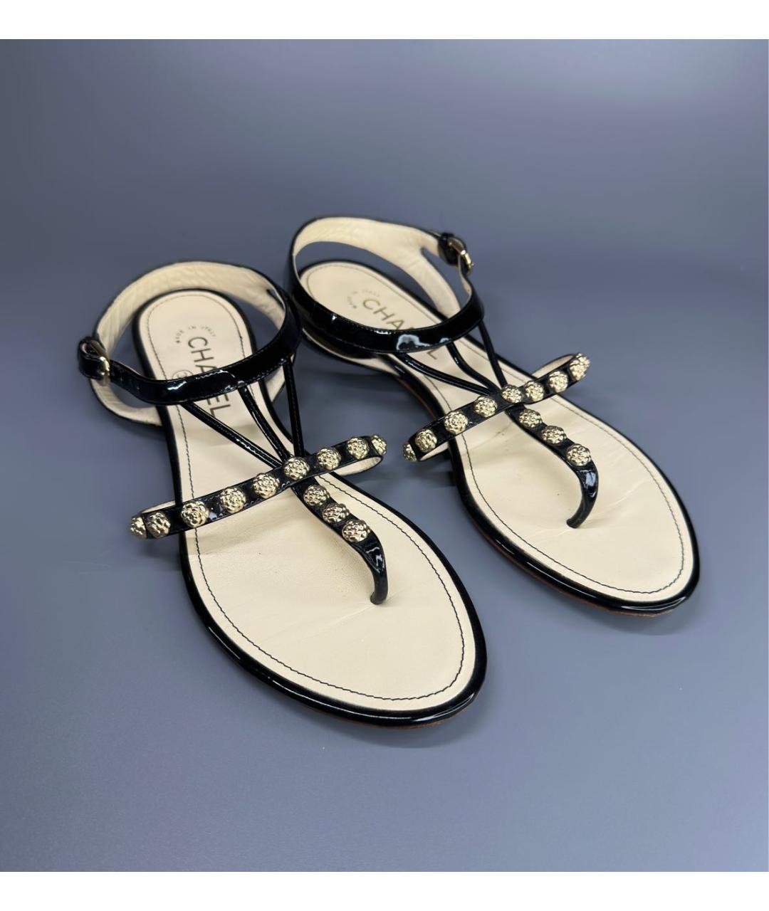 CHANEL Черные сандалии из лакированной кожи, фото 4