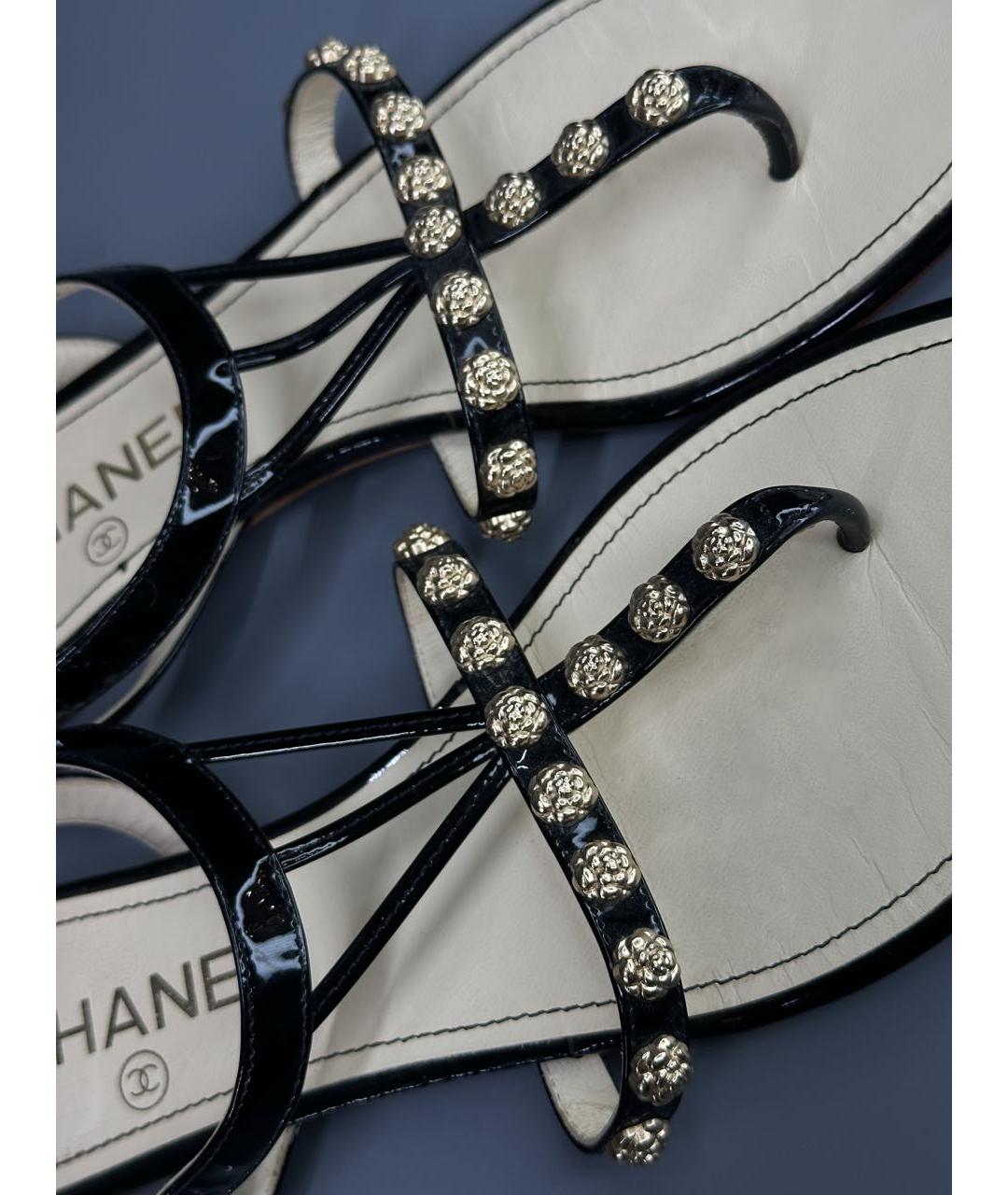 CHANEL Черные сандалии из лакированной кожи, фото 2