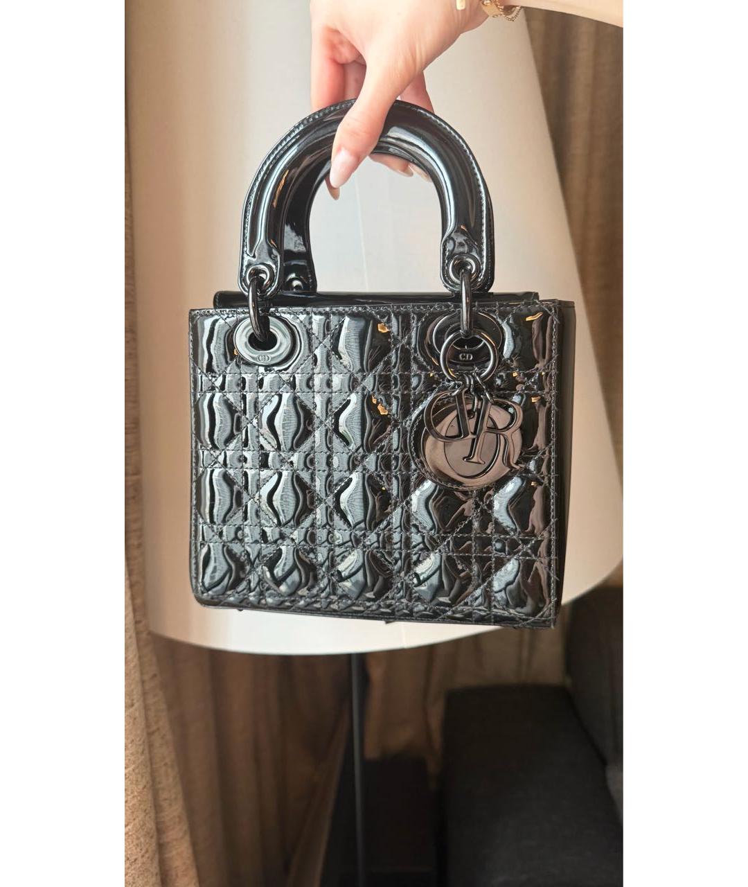 CHRISTIAN DIOR Черная сумка с короткими ручками из лакированной кожи, фото 2