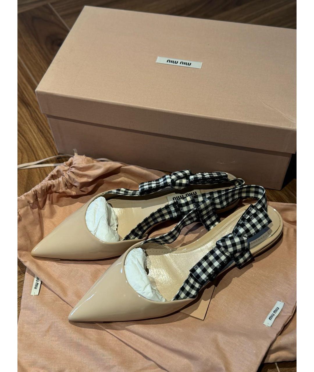 MIU MIU Бежевые туфли из лакированной кожи, фото 5