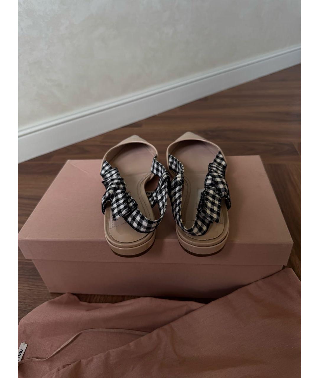 MIU MIU Бежевые туфли из лакированной кожи, фото 4
