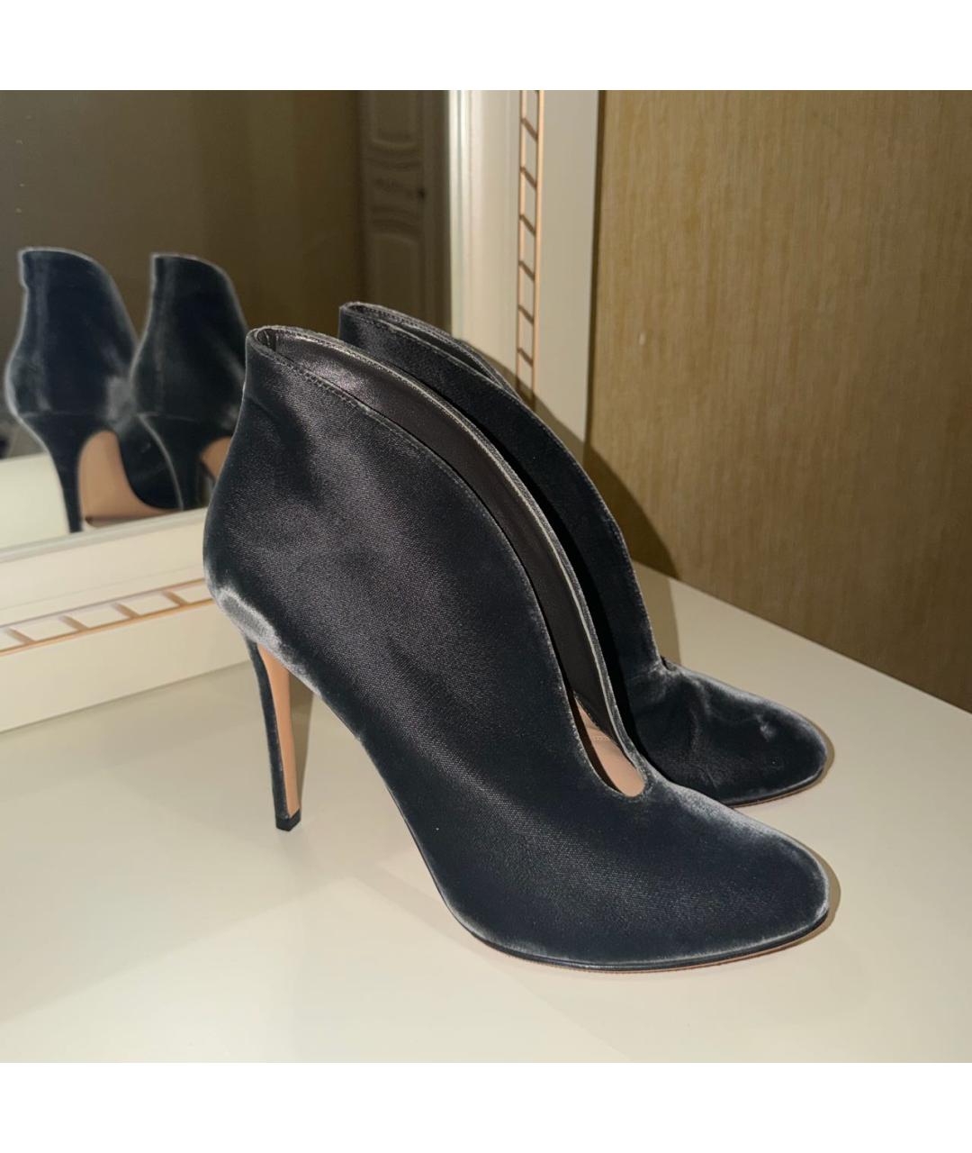 GIANVITO ROSSI Антрацитовые бархатные ботильоны, фото 6